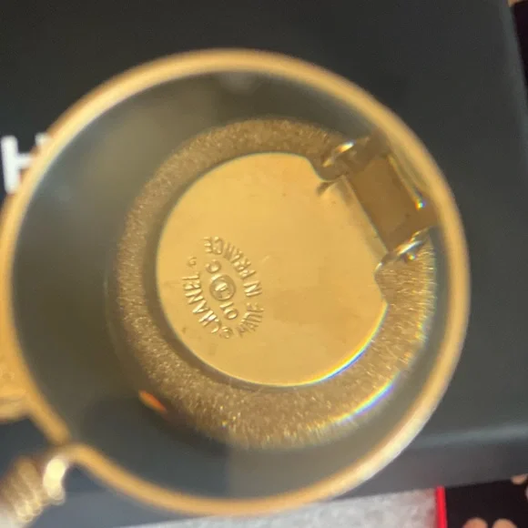 🍀 CHANEL 2001 season Amber and resin Clip on earrings - Picture 7 of 9